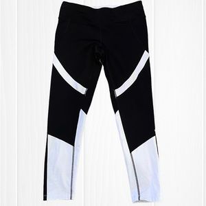 DKNY Midrise Compression Performance Cropped Leggings Black White Sz Medium VGC